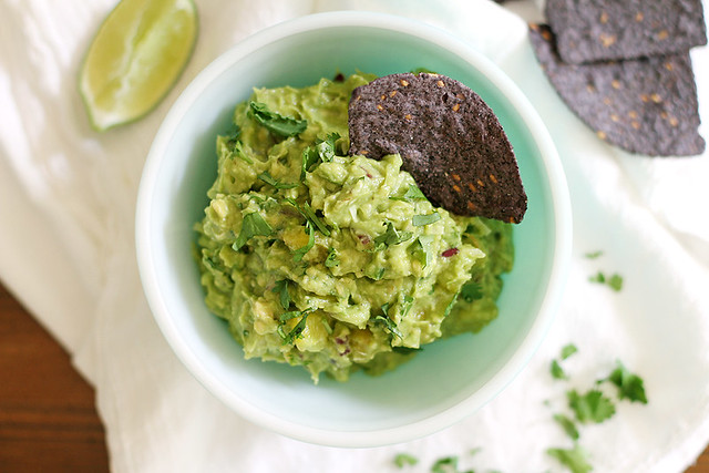 Grilled-Pineapple-Guacamole | www.themodernbuttery.com